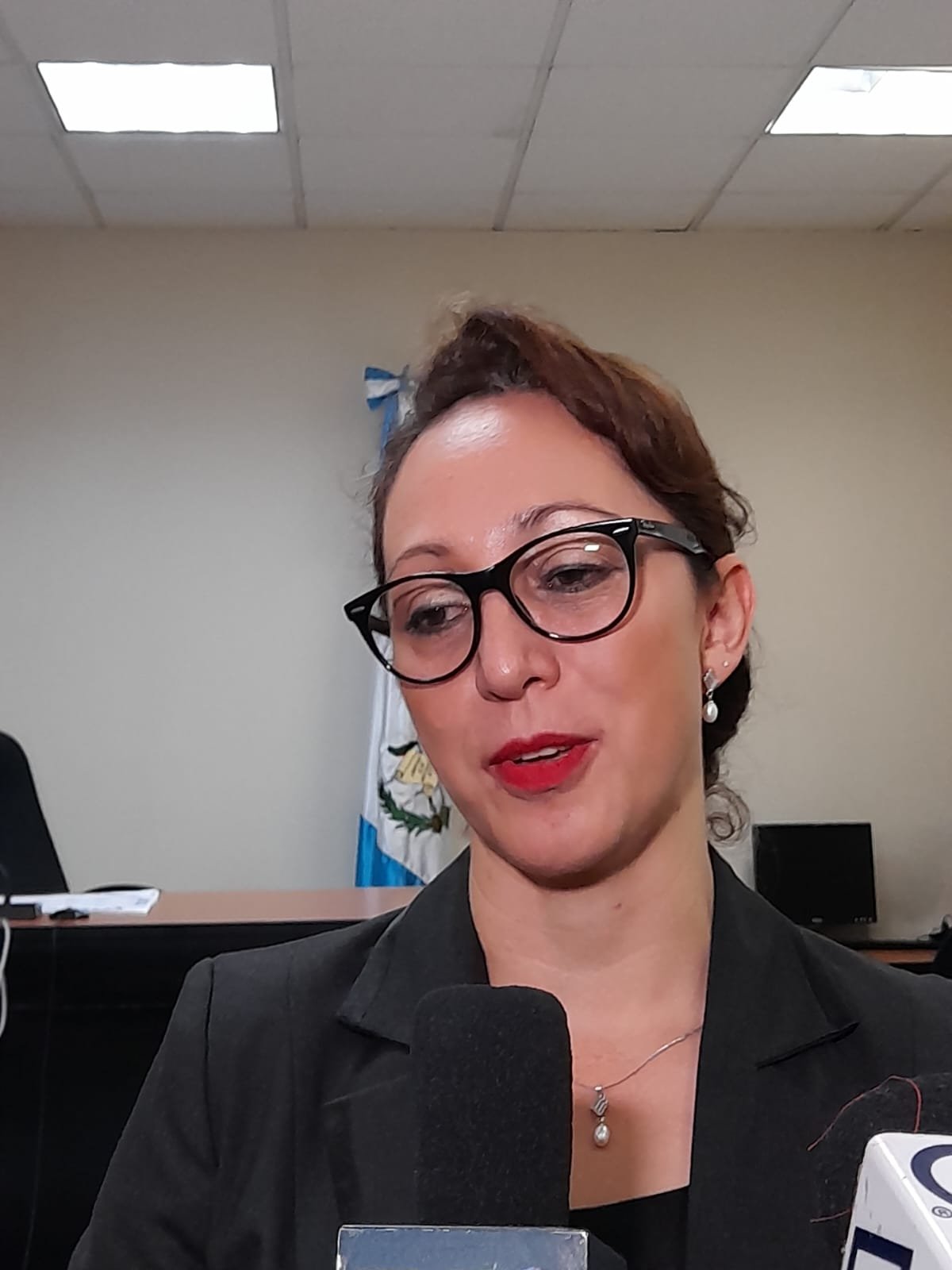  Tras finalizar la audiencia, Virginia Laparra Rivas se pronunció en contra de la sentencia emitida por el juez Moisés de Leon. Foto: Mirna Alvarado  